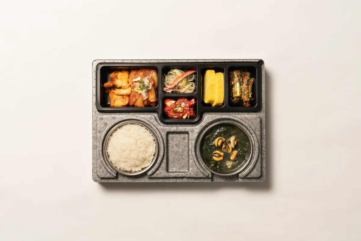 음식이 담긴 도시락을 위에서 본 모습